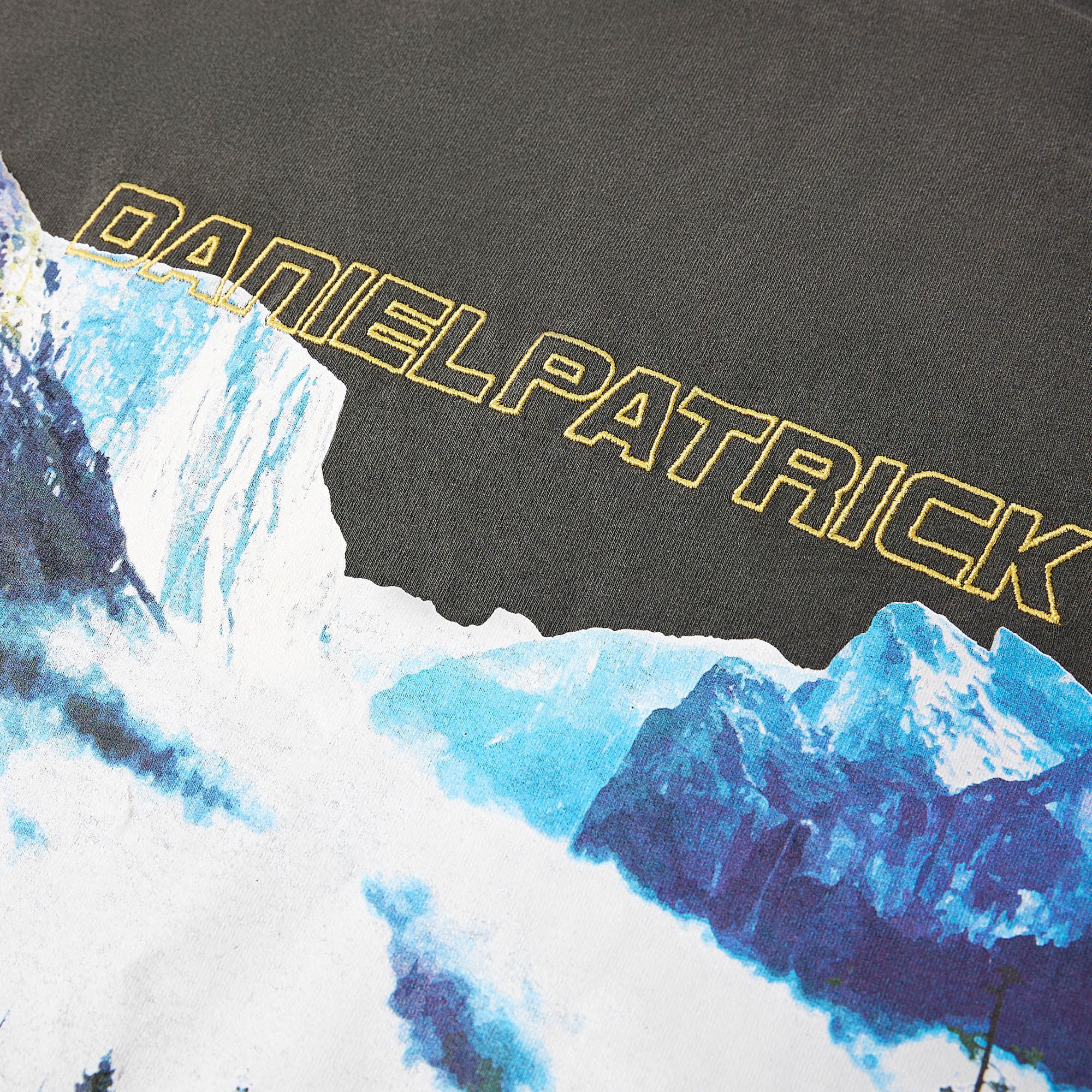 yosemite tee / vintage black